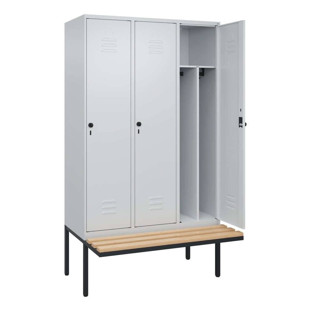 C+P Spind Classic PLUS, 3 Abteile, Trennwand, HxBxT 2.120 x 1.200 x 815 mm, für Vorhängeschloss, auskragende Bank aus Buche, lichtgrau, lichtgrau