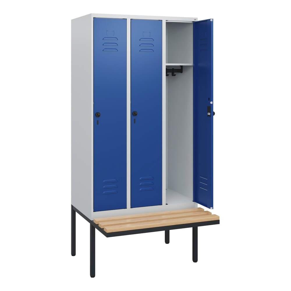 C+P Spind Classic PLUS, 3 Abteile, HxBxT 1.950 x 900 x 815 mm, für Vorhängeschloss, auskragende Bank aus Buche, lichtgrau, enzianblau