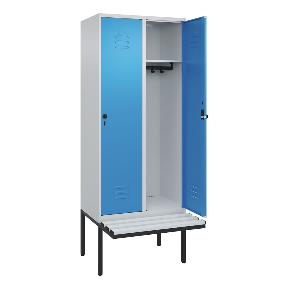 C+P Spind Classic PLUS, 2 Abteile, HxBxT 2.120 x 800 x 815 mm, für Vorhängeschloss, auskragende Bank aus Kunststoff, lichtgrau, lichtblau