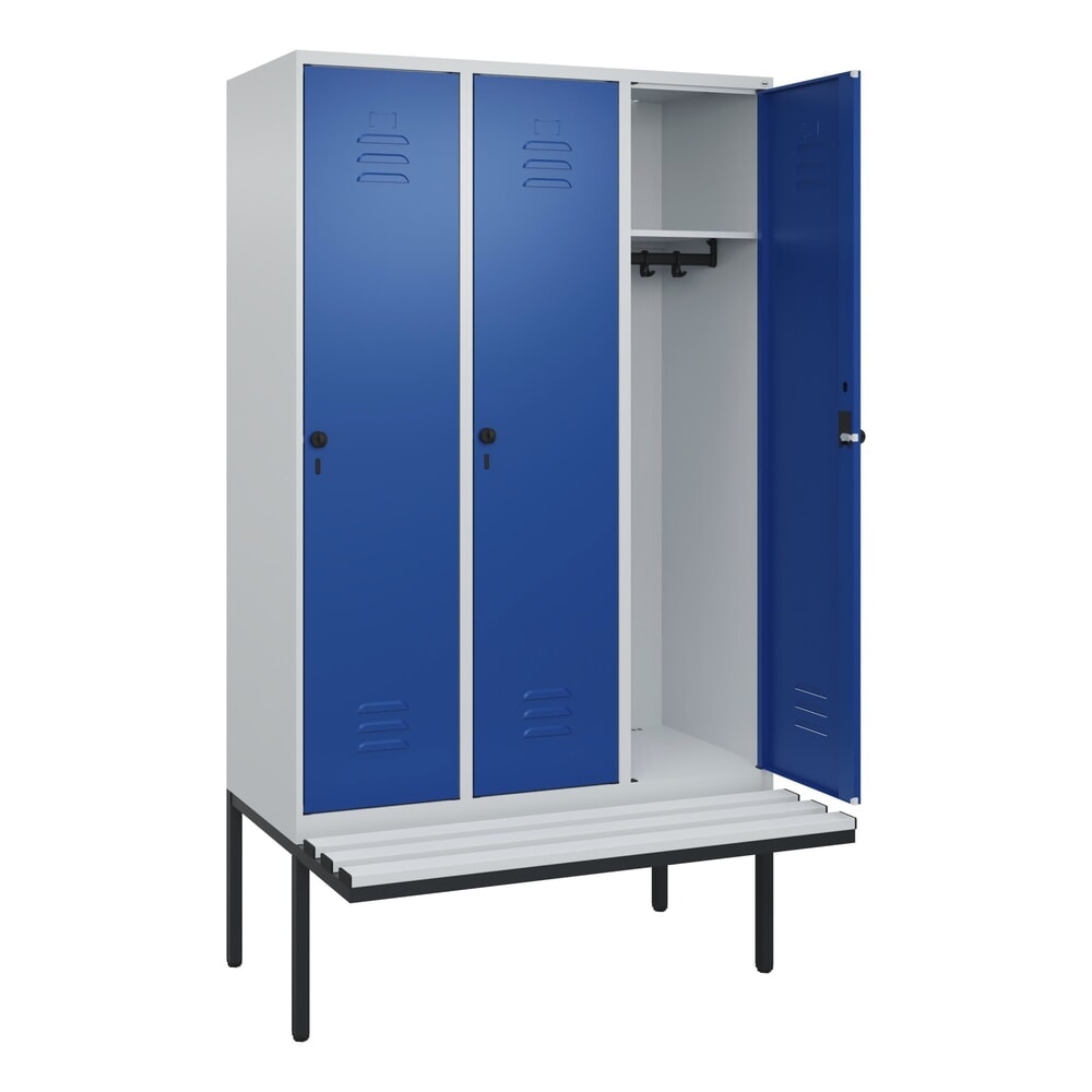 C+P Spind Classic PLUS, 3 Abteile, HxBxT 2.120 x 1.200 x 815 mm, für Vorhängeschloss, auskragende Bank aus Kunststoff, lichtgrau, enzianblau