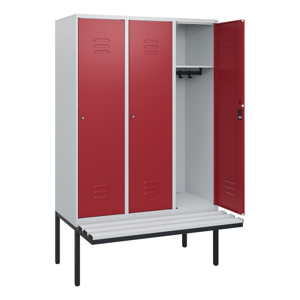 C+P Spind Classic PLUS, 3 Abteile, HxBxT 1.950 x 1.200 x 815 mm, Zylinderschloss, auskragende Bank aus Kunststoff, lichtgrau, rubinrot