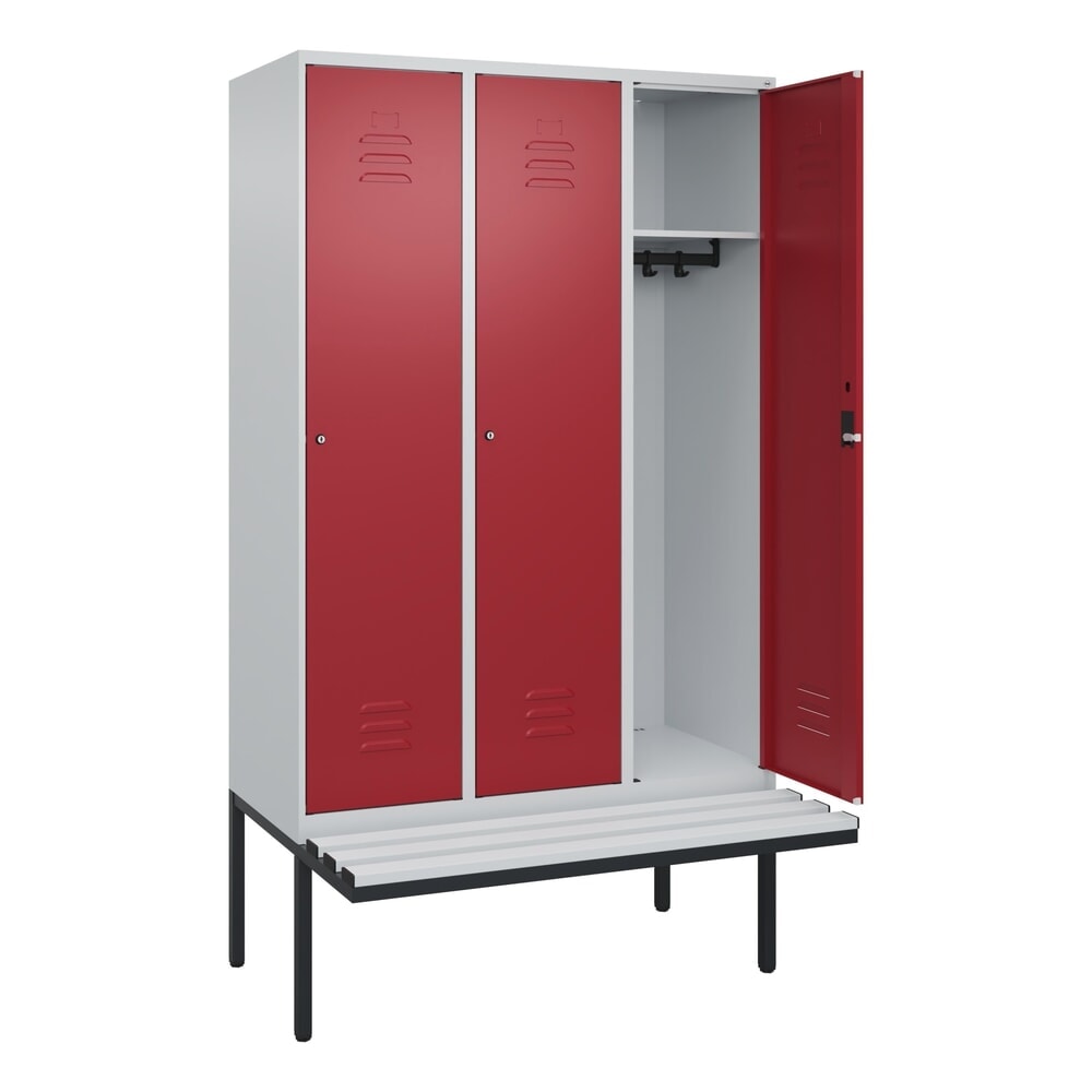C+P Spind Classic PLUS, 3 Abteile, HxBxT 2.120 x 1.200 x 815 mm, Zylinderschloss, auskragende Bank aus Kunststoff, lichtgrau, rubinrot