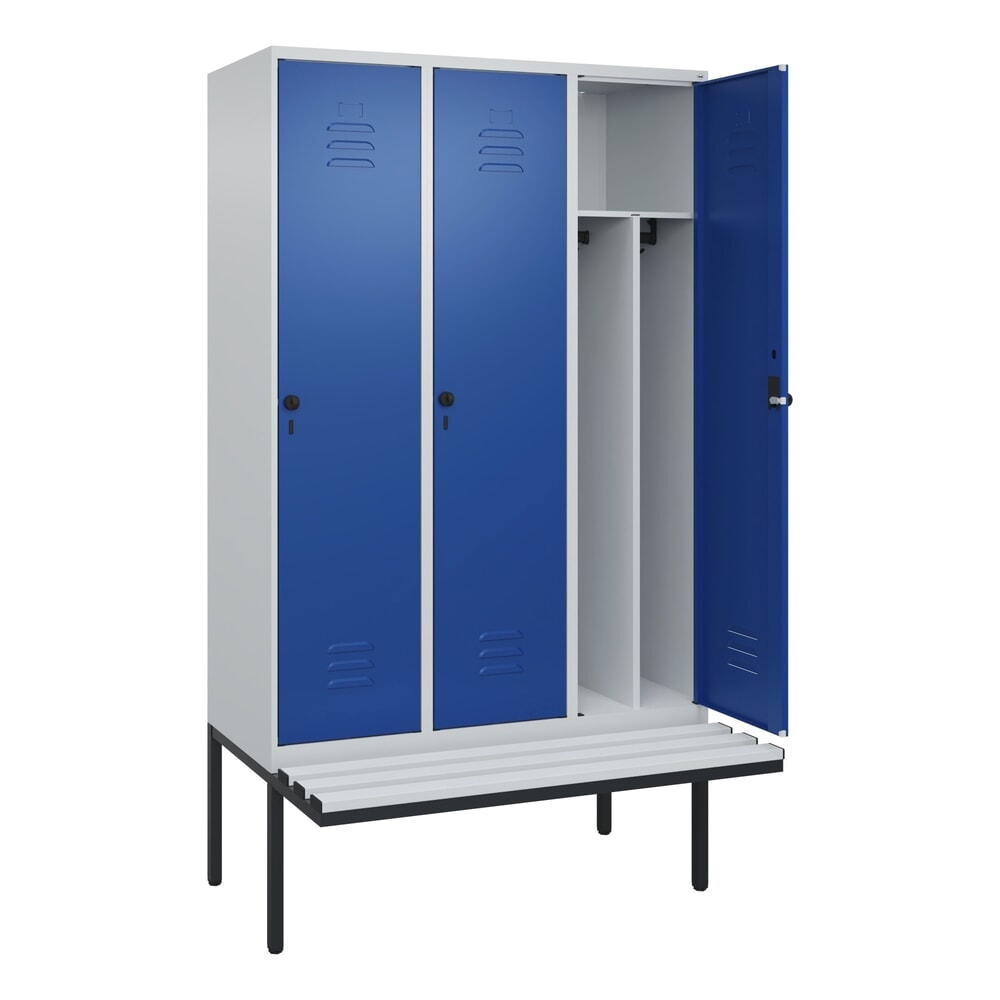 C+P Spind Classic PLUS, 3 Abteile, Trennwand, HxBxT 2.120 x 1.200 x 815 mm, für Vorhängeschloss, auskragende Bank aus Kunststoff, lichtgrau, enzianblau
